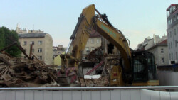 Im Juni/Juli 2021 wurde das Gebäude mit dem Supermarkt (Brunnengasse 54-56) mit mehrjähriger Verspätung abgerissen. Was hier nun gebaut wird, ist noch unklar. abriss_huerpas