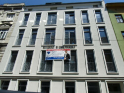 Grundsteingasse 38: Nicht bloß Dachbodenausbau, wie anfangs vermutet: Generalsanierung, alles Eigentum.