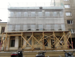 Neulerchenfelder Straße 53 - das Gebäude wird "entkernt", d. h. bis auf tragende Mauern abgerissen, und dann "saniert".